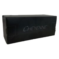 Boîte en carton noire avec logo Cheyenne, photographiée de côté