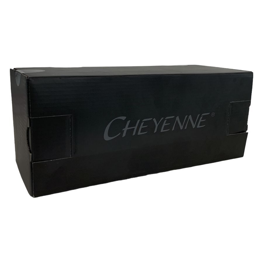 Boîte en carton noire avec logo Cheyenne, photographiée de côté