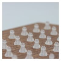 Clip transparent individuel pour affichages Body Bit Clips transparents en bioplastique sur fond en bois, épaisseur 0,8 mm