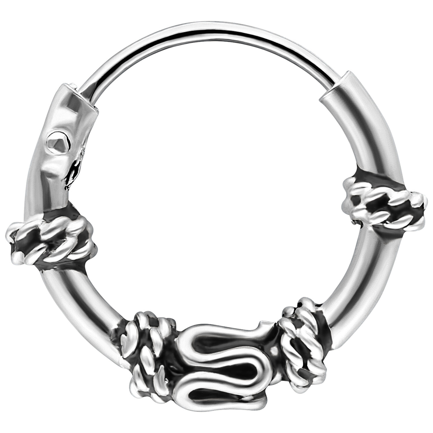 Créole en argent avec design de nœud Créole en argent avec trois nœuds et surface lisse sur fond blanc