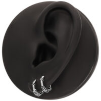 Créoles argentées en forme d'oreille Créoles argentées sur un modèle d'oreille noire, disposées en cercle