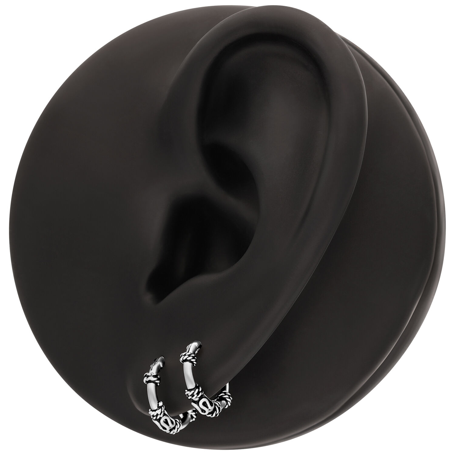 Créoles argentées en forme d'oreille Créoles argentées sur un modèle d'oreille noire, disposées en cercle