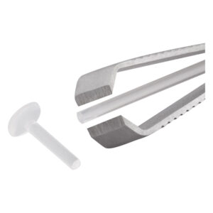 Cutter argenté avec lame dentelée, tige transparente sur fond blanc