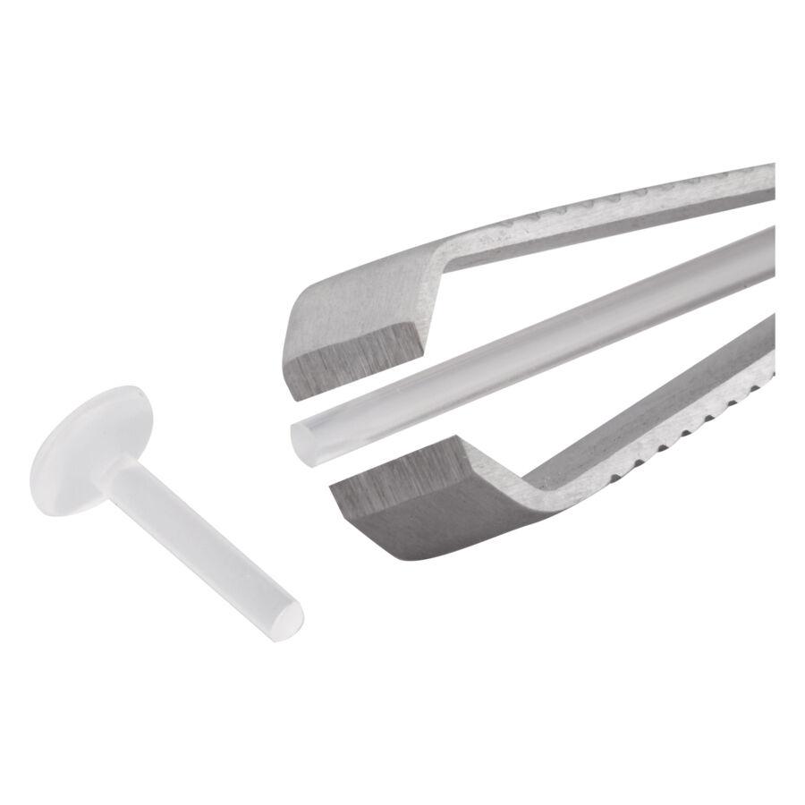 Cutter argenté avec lame dentelée, tige transparente sur fond blanc