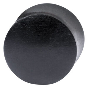 Plug rond en bois de fer noir avec surface lisse sur fond blanc