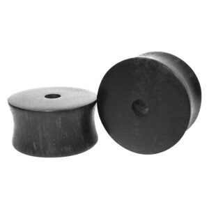 Deux plugs en bois d'ébène plats sur fond blanc, un couché, un debout