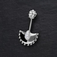 Barbell hélice en argent avec cristaux Barbell hélice en argent avec cristaux sur fond noir