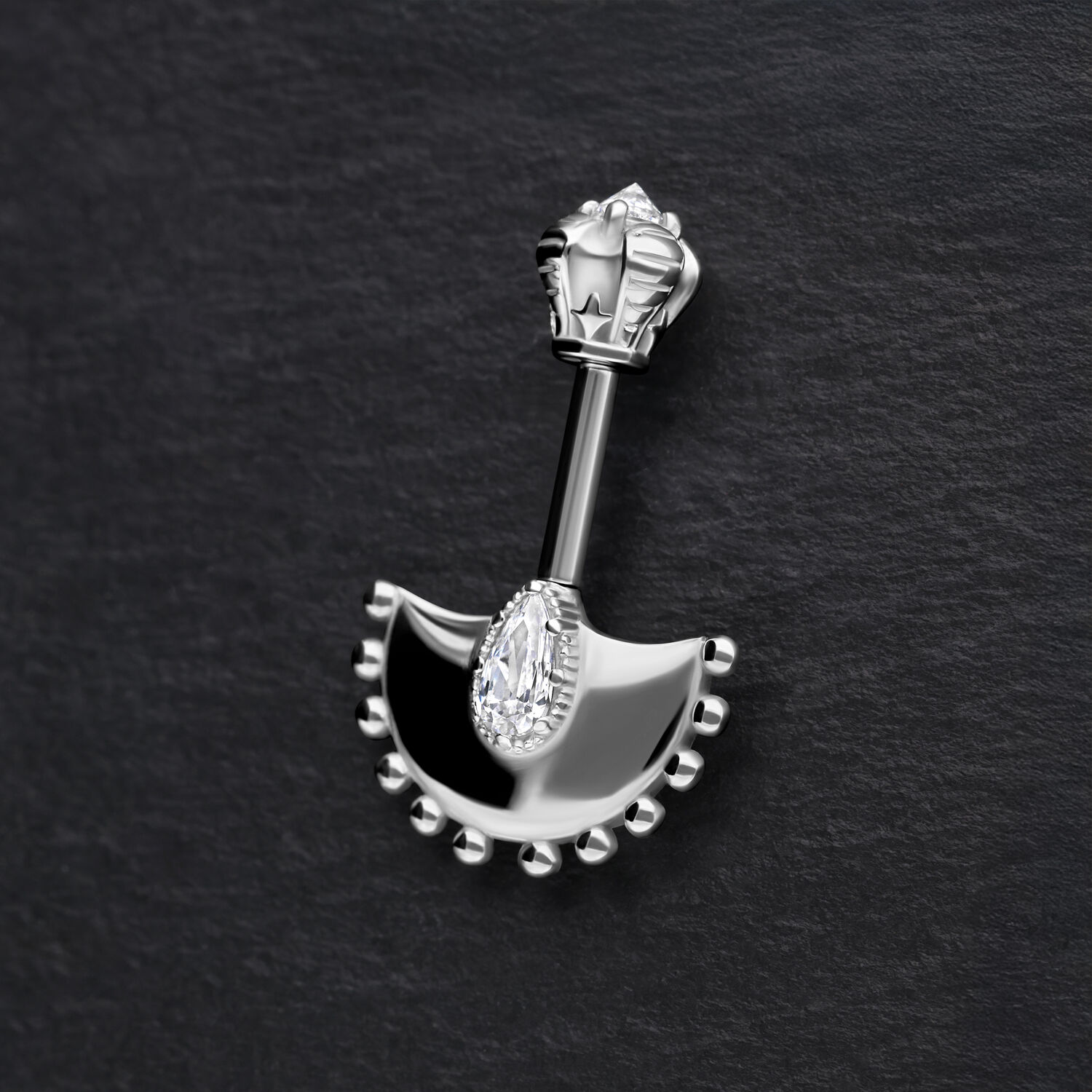 Barbell hélice en argent avec cristaux Barbell hélice en argent avec cristaux sur fond noir