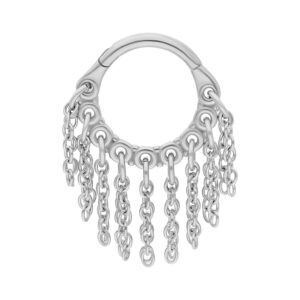 Clicker-Piercing en argent avec pendentifs en chaînes sur fond blanc