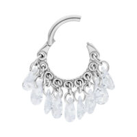 Clicker en argent avec pendentifs en cristal Anneau de piercing en argent avec pendentifs en cristal scintillants sur fond blanc