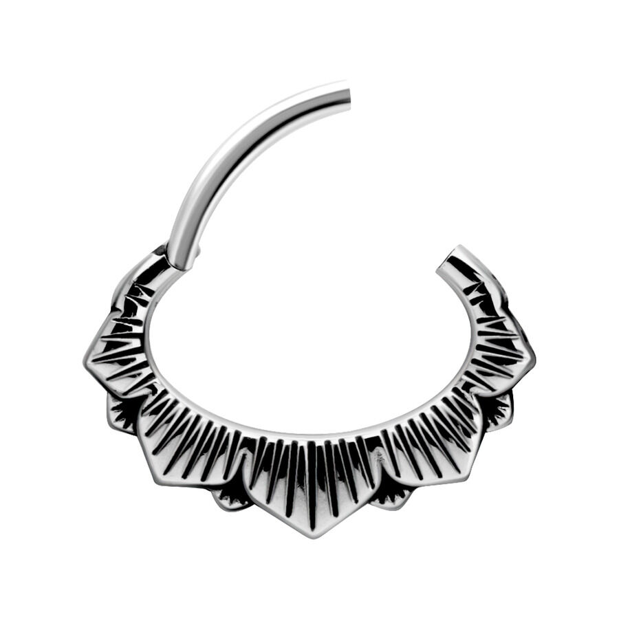 Clicker floral articulé en argent en acier chirurgical Clicker floral articulé en argent avec des détails floraux sur fond blanc