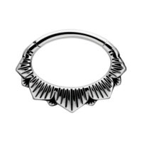 Clicker de septum floral en acier chirurgical Clicker de septum argenté avec design floral sur fond blanc