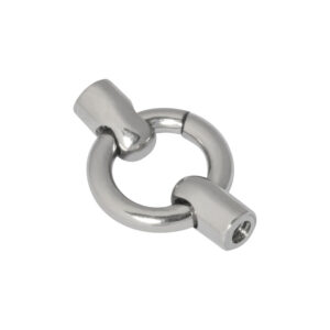 Embout de piercing argenté en forme d'anneau avec filetage interne sur fond blanc