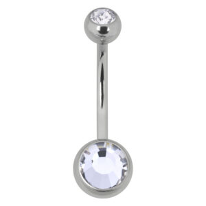 Piercing de nombril en argent avec deux cristaux clairs sur fond blanc
