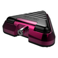 Delta footswitch Bubblegum en rose et noir Pédale triangulaire en aluminium, rose et noir, sur fond blanc