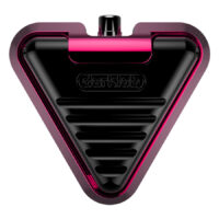 Delta Footswitch Bubblegum en rose et noir Delta Footswitch Bubblegum rose et noir en aluminium, prise de vue en studio
