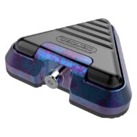 Pédale triangulaire en aluminium rose, bleu et noir sur fond blanc