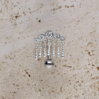 Micro Bananabell argenté avec cristaux pendants Micro Bananabell argenté avec cinq cristaux pendants sur fond clair