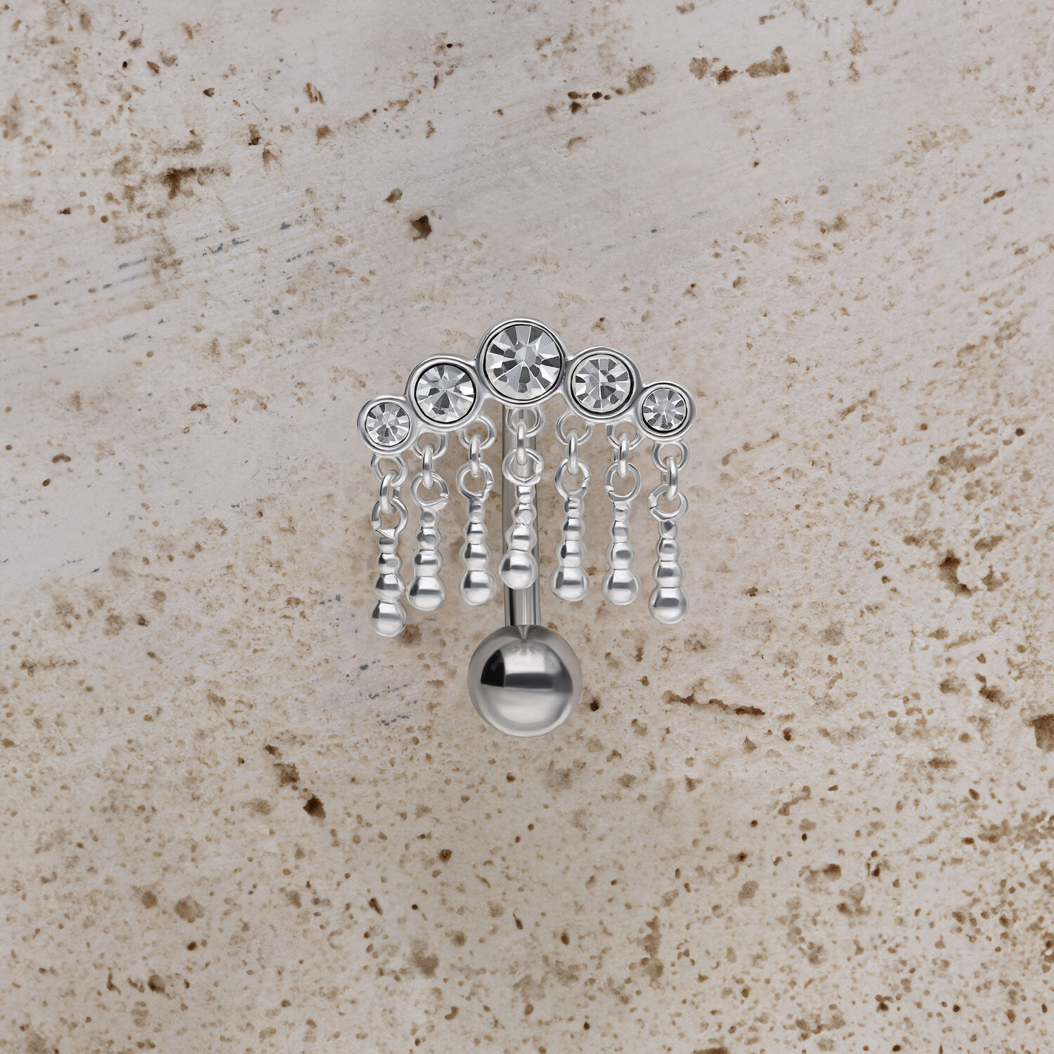 Micro Bananabell argenté avec cristaux pendants Micro Bananabell argenté avec cinq cristaux pendants sur fond clair