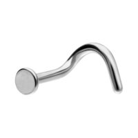 Clou de nez en titane argenté unisexe Clou de nez en titane argenté et courbé sur fond blanc
