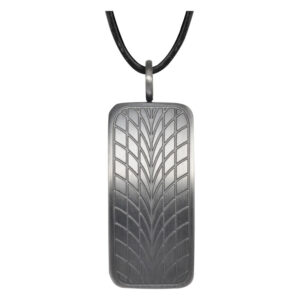 Pendentif rectangulaire noir avec motif pneu et cordon en cuir sur fond blanc