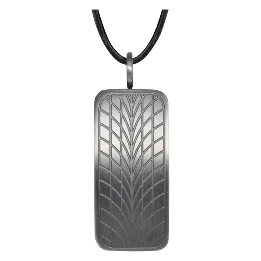 Pendentif noir motif pneu en acier Pendentif rectangulaire noir avec motif pneu et cordon en cuir sur fond blanc
