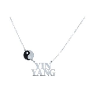 Collier Yin Yang en argent avec pendentif noir et blanc sur fond blanc