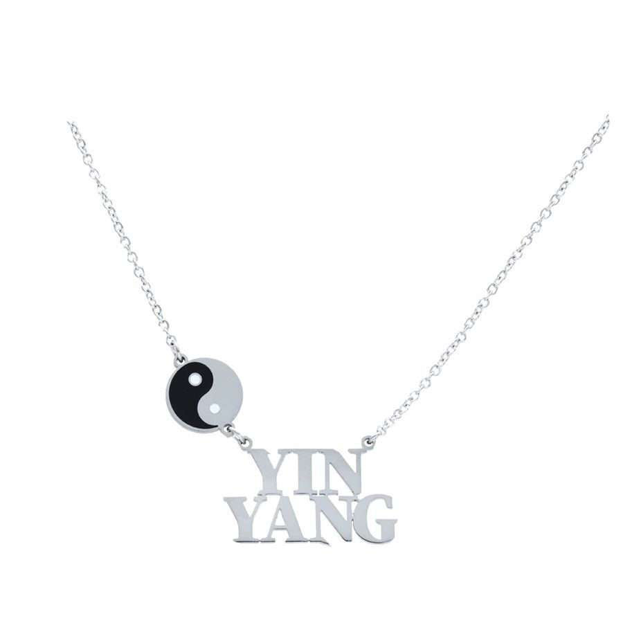 Collier Yin Yang en argent avec pendentif Collier Yin Yang en argent avec pendentif noir et blanc sur fond blanc