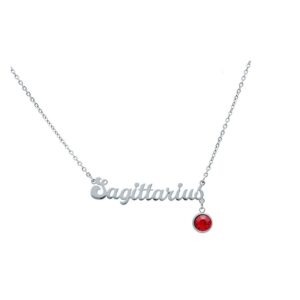 Collier Sagittaire en argent avec pendentif en cristal rouge sur fond blanc