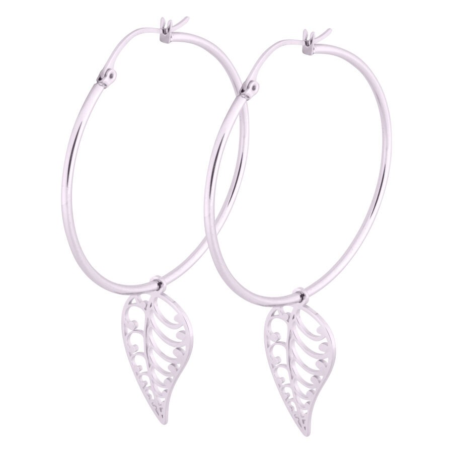 Créoles argentées avec pendentif feuille en acier Deux créoles argentées avec pendentifs feuille délicats sur fond blanc
