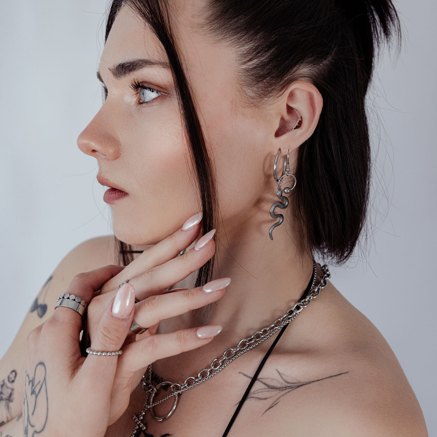 Boucles d'oreilles Big Snake Hoops stylées en argent Femme avec des boucles d'oreilles Big Snake Hoops en argent, profil latéral