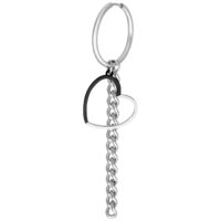 Créoles en argent en forme de cœur avec pendentif chaîne Créoles argentées avec pendentif cœur noir et argent et chaînes sur fond blanc