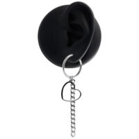 Boucles d'oreilles créoles cœur doré avec pendentif chaîne Boucles d'oreilles créoles cœur doré sur modèle d'oreille noire avec pendentif chaîne