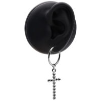 Boucles d'oreilles en croix argentées en acier chirurgical sur modèle d'oreille noir