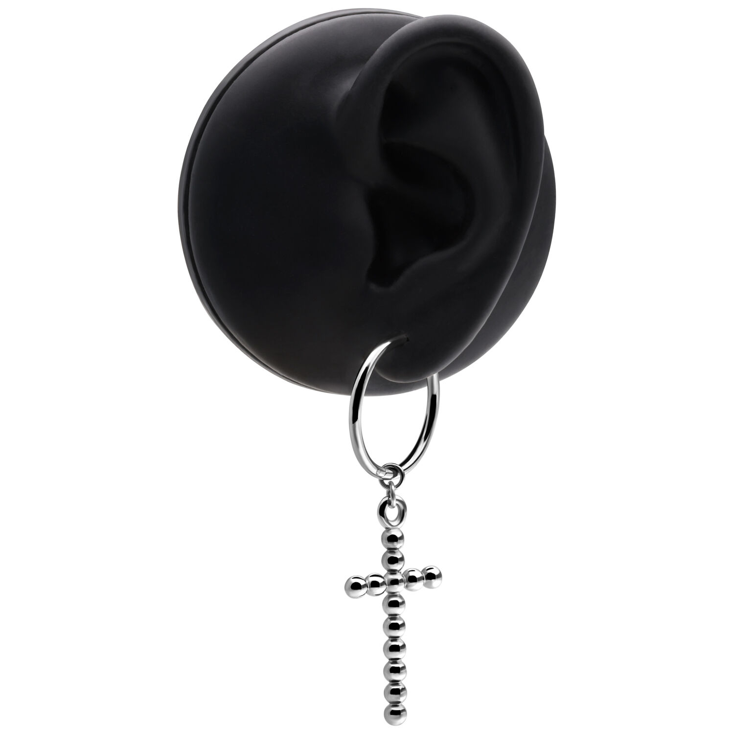 Boucles d'oreilles en croix argentées en acier chirurgical sur modèle d'oreille noir