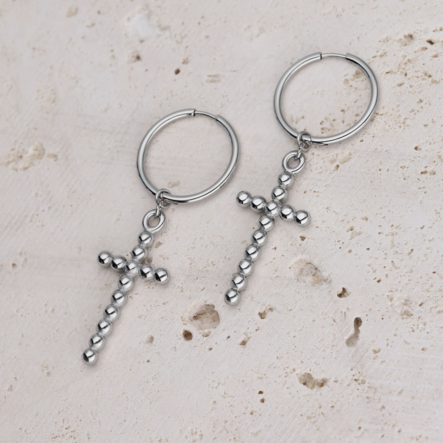 Deux créoles argentées avec pendentifs croix sur pierre claire