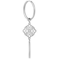 Paire de Clover Hoops en argent avec pendentif Boucle d'oreille en argent en forme de trèfle avec pendentif allongé sur fond blanc