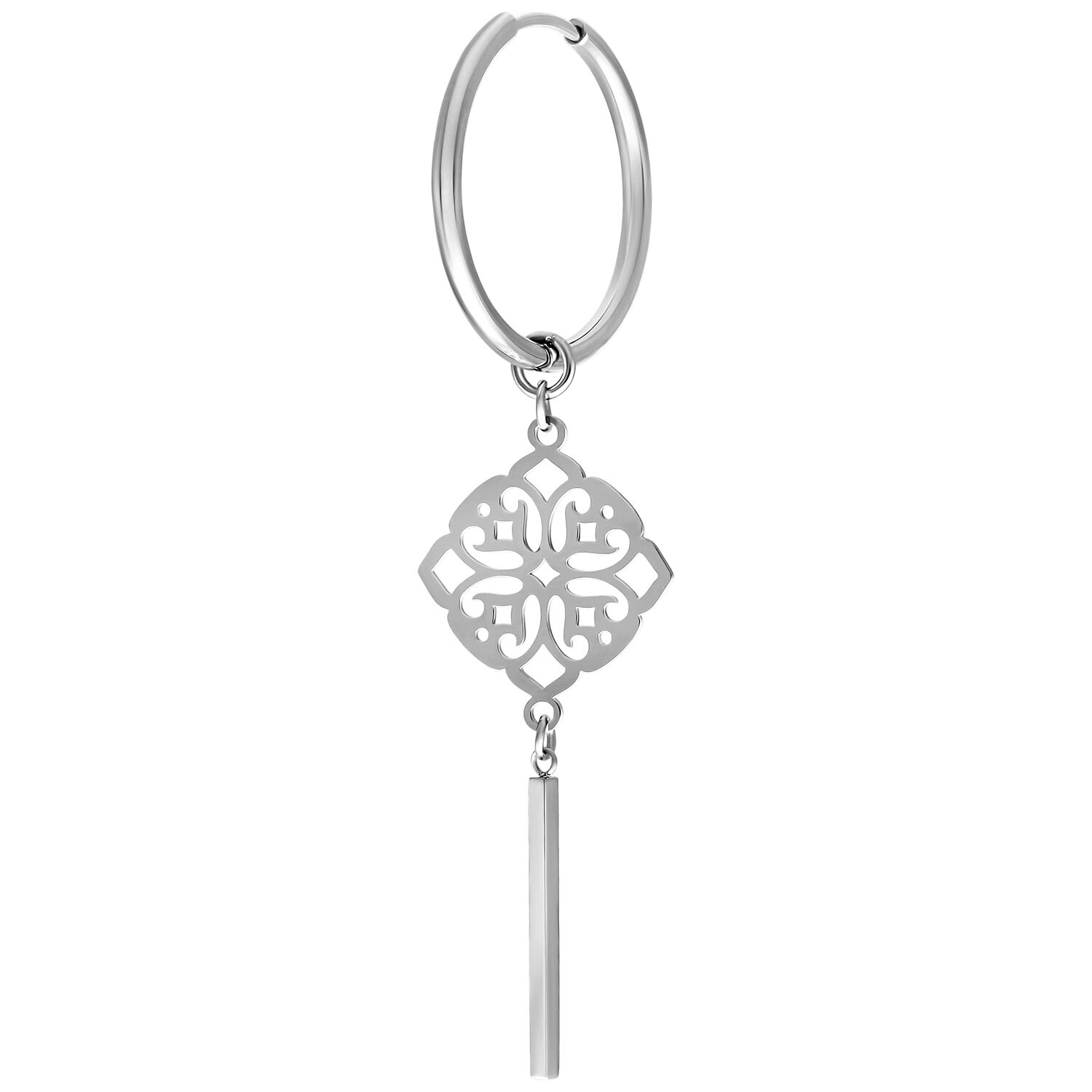 Paire de Clover Hoops en argent avec pendentif Boucle d'oreille en argent en forme de trèfle avec pendentif allongé sur fond blanc