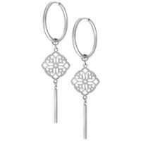 Paire de Clover Hoops en argent Boucles d'oreilles en argent avec pendentif trèfle sur fond blanc