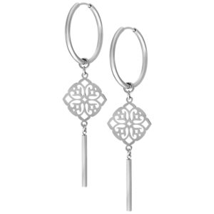 Boucles d'oreilles en argent avec pendentif trèfle sur fond blanc