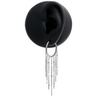 Tassle Hoops en argent avec chaînes Boucles d'oreilles en argent avec chaînes sur un présentoir noir