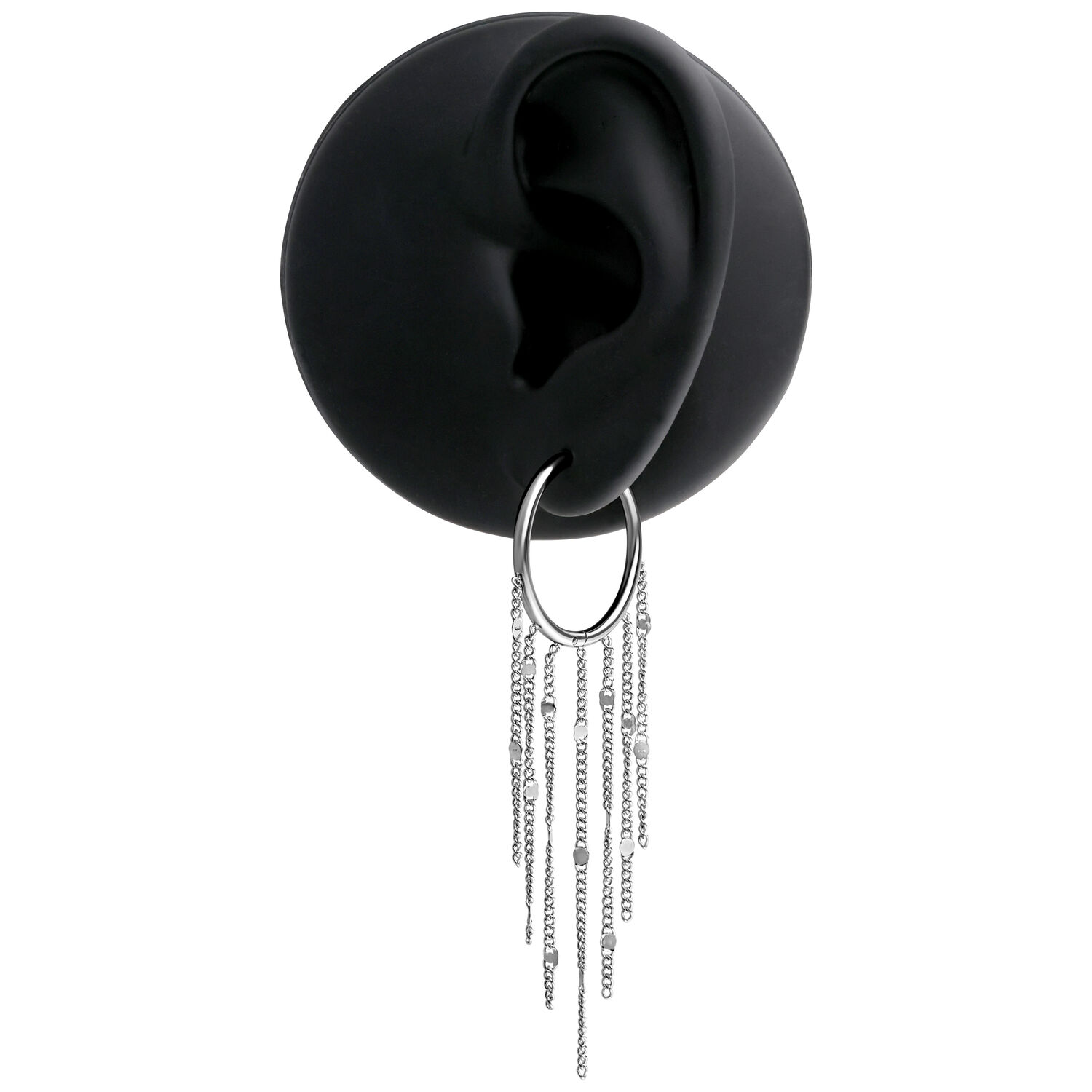 Tassle Hoops en argent avec chaînes Boucles d'oreilles en argent avec chaînes sur un présentoir noir