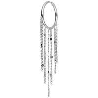 Boucles d'oreilles créoles argentées avec chaînes Boucle d'oreille créole argentée avec longues chaînes pendantes sur fond blanc