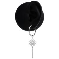 Boucles d'oreilles Clover Hoops argentées Boucles d'oreilles Clover Hoops argentées sur modèle d'oreille noire sur fond blanc