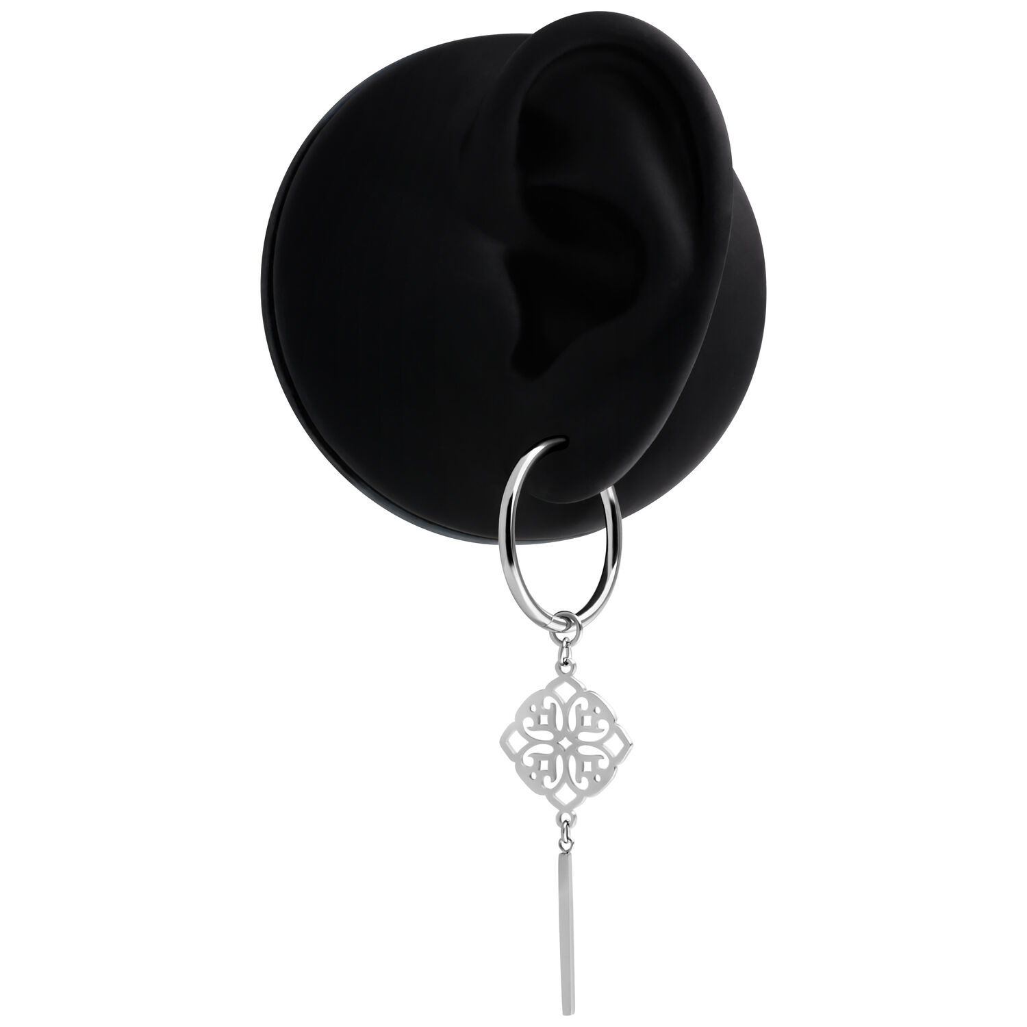 Boucles d'oreilles Clover Hoops argentées Boucles d'oreilles Clover Hoops argentées sur modèle d'oreille noire sur fond blanc