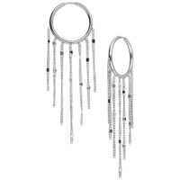 Ensemble de créoles à pampilles argentées Boucles d'oreilles argentées avec chaînes pendantes sur fond blanc