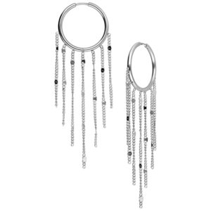 Boucles d'oreilles argentées avec chaînes pendantes sur fond blanc