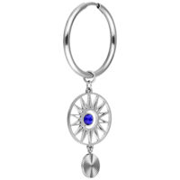 Créoles argentées avec cristal bleu Créole argentée avec cristal bleu et motif solaire sur fond blanc