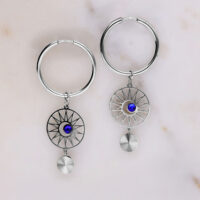 Celestial Orbit Hoops avec cristaux bleu foncé Créoles argentées avec cristal bleu foncé sur fond gris clair