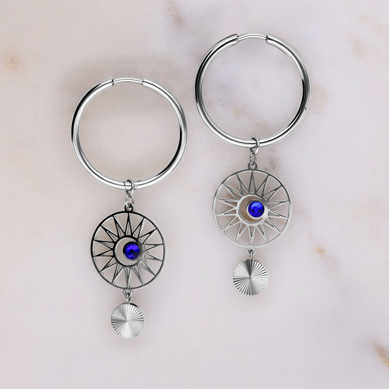 Celestial Orbit Hoops avec cristaux bleu foncé Créoles argentées avec cristal bleu foncé sur fond gris clair